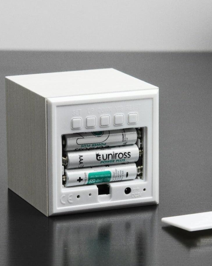 CUBE // White Wood Like Clock - Loja Real